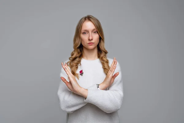 Ernsthafte Blonde Junge Frau Trägt Weißen Pullover Mit Stopp Geste — Stockfoto