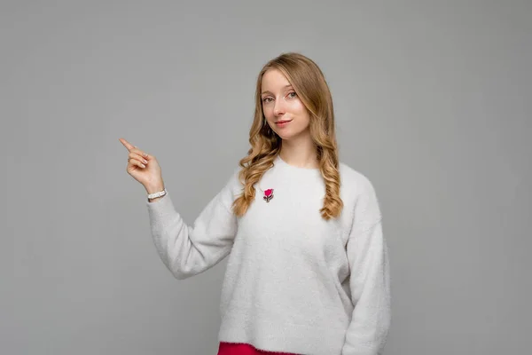 Vacker Blond Ung Kvinna Pekar Finger Till Vänster Visar Reklam — Stockfoto