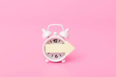 Beyaz alarmlı saat ve pembe arka planda sağı gösteren renkli ok yönü oku. Gelecekteki önemli olaylar için boş alan