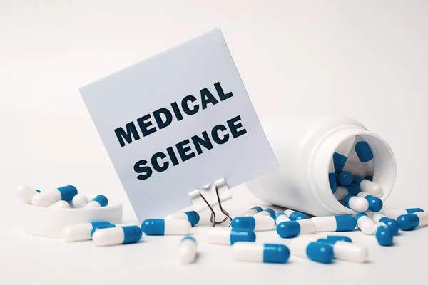 医学科学 写在蓝白药丸旁边的粘贴字条上 从药瓶中溢出 医疗概念 — 图库照片