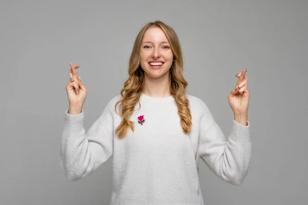 Verträumte Junge Frau Macht Wünsche Mit Gedrückten Daumen Schaut Hoffnungsvoll — Stockfoto