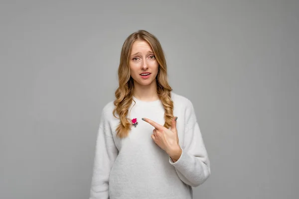 Schockierte Und Besorgte Junge Blonde Frau Zeigt Mit Dem Finger — Stockfoto