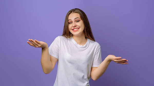 Wat Wil Daarmee Zeggen Portret Van Gelukkig Charmant Meisje Shrugging — Stockfoto