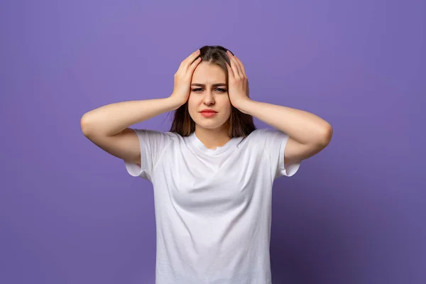 Sorprendida Joven Preocupada Cogida Mano Cabeza Mirada Preocupada Preocupada Como — Foto de Stock