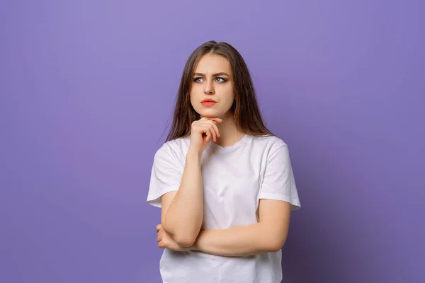 Retrato Uma Jovem Morena Pensativa Camiseta Branca Olhando Para Lado — Fotografia de Stock