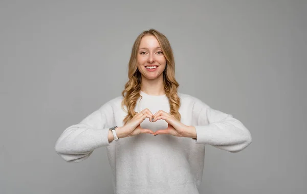 Mitt Hjärta Tillhör Dig Romantisk Ung Blond Kvinna Gör Hjärtform — Stockfoto