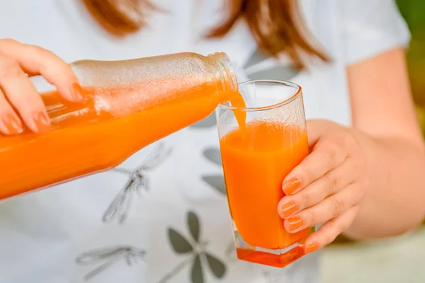 Les Mains Féminines Versent Jus Orange Fraîchement Pressé Dans Verre — Photo