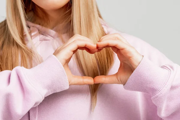 Gehakt Gezicht Blond Meisje Maken Van Een Hart Symbool Met — Stockfoto