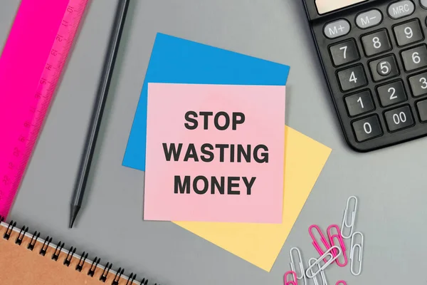 Stop Wasting Money Текст Липкой Ноте Верхнее Изображение Розовой Карточки — стоковое фото