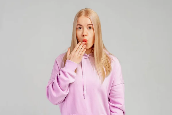 Porträtt Blond Flicka Med Skyldiga Stora Ögon Ser Förvirrad Täcka — Stockfoto