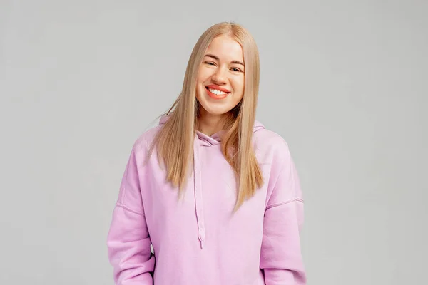 Portret Miłej Pewnej Siebie Uśmiechniętej Blondynki Przyjaznej Gotowej Pomocy Lub — Zdjęcie stockowe