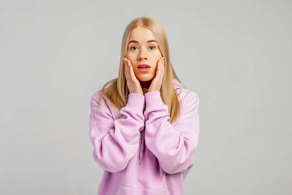 Attraktive Junge Frau Sieht Besorgt Und Schockiert Aus Hat Angst — Stockfoto