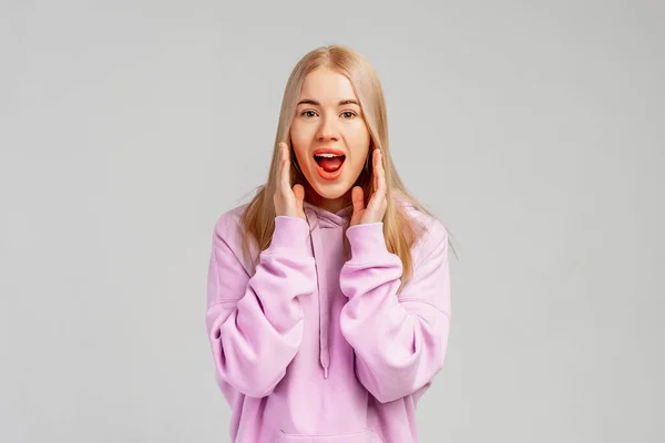 Smuk Chokeret Overrasket Kvinde Skrigende Blondine Pige Forbløffet Står Trendy - Stock-foto