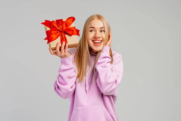 Portret Młodej Blondynki Happy Smiling Modnej Bluzie Kapturem Trzymającej Pudełko — Zdjęcie stockowe
