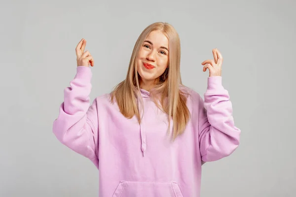 Ung Blond Kvinde Iført Violet Hættetrøje Grå Baggrund Gestikulerende Finger - Stock-foto