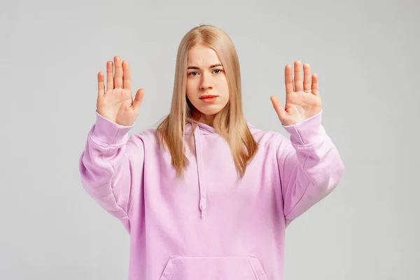 Porträt Eines Ernsten Mädchens Das Stoppschild Mit Handflächen Zeigt Arme — Stockfoto