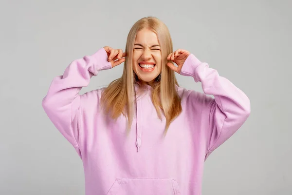 Retrato Raiva Estressado Mulher Jovem Cabelos Claros Tapando Ouvidos Com — Fotografia de Stock