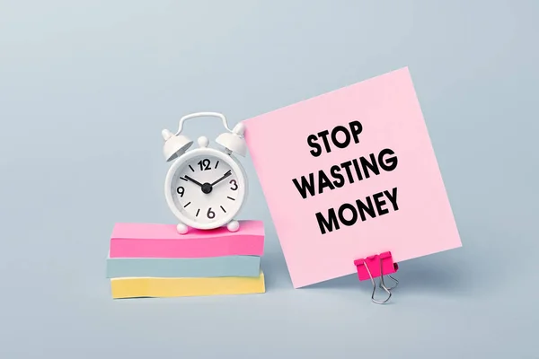 Stop Wasting Money Έννοια Του Κειμένου Ροζ Αυτοκόλλητη Σημείωση Κλείσιμο — Φωτογραφία Αρχείου