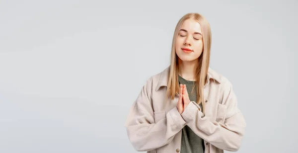 Békés Szőke Hajú Fiatal Aki Boldog Mosollyal Arcán Imádkozik Imádkozó — Stock Fotó