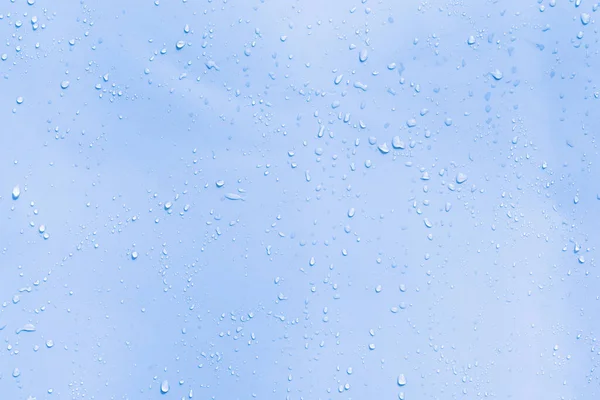 素敵な小さな雨滴 ライトブルーの背景に美しい水滴 水の滴によって形成されたテクスチャの完全なフレーム — ストック写真