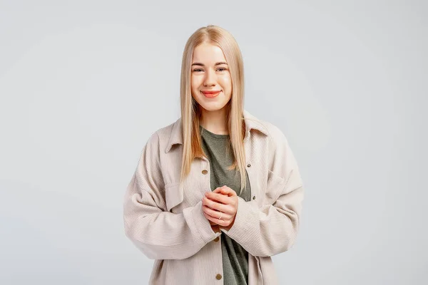 Portrett Stilig Søt Blond Jente Uformelle Klær Som Forklarer Noe – stockfoto