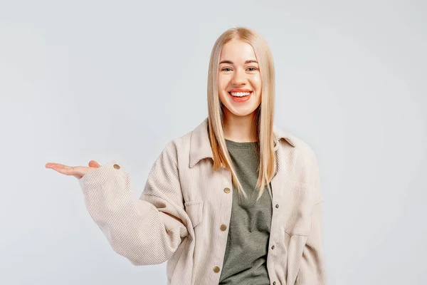 Glad Leende Snygg Blond Flicka Trendig Skjorta Visa Något Handen — Stockfoto