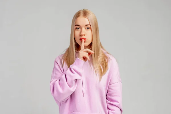 Junge Schöne Blonde Frau Trägt Violetten Kapuzenpulli Steht Vor Grauem — Stockfoto