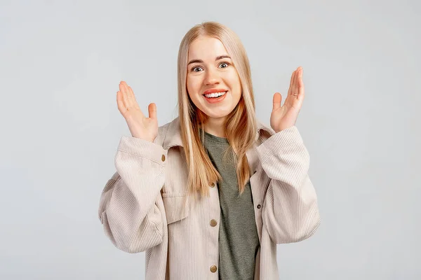 Menina Surpreso Animado Sorrindo Notícias Felizes Levantando Mãos Para Cima — Fotografia de Stock