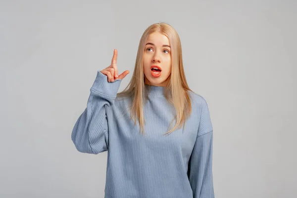 Porträtt Överraskad Blond Ung Kvinna Blå Tröja Pekar Finger Och — Stockfoto
