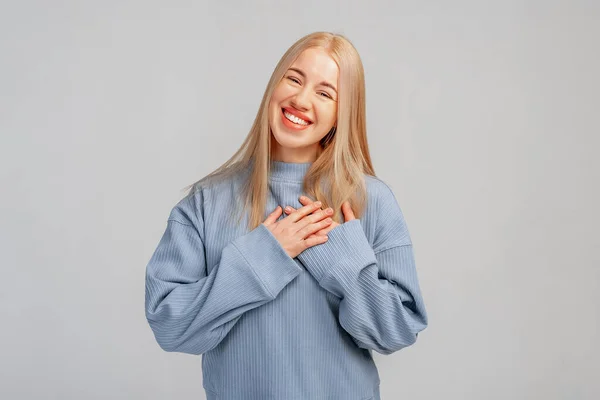 Lykkelig Smilende Blond Jente Gjør Takknemlige Gester Presser Håndflatene Til – stockfoto