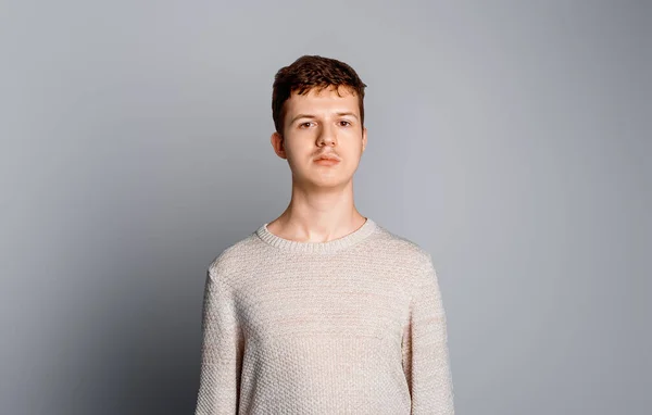 Retrato Guapo Adolescente Tranquilo Suéter Sobre Fondo Gris Captura Estudio —  Fotos de Stock