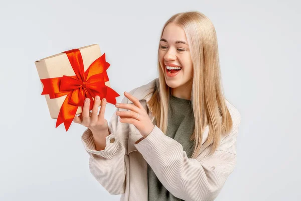 Sonriente Joven Rubia Sostiene Caja Regalo Con Cinta Roja Pie —  Fotos de Stock