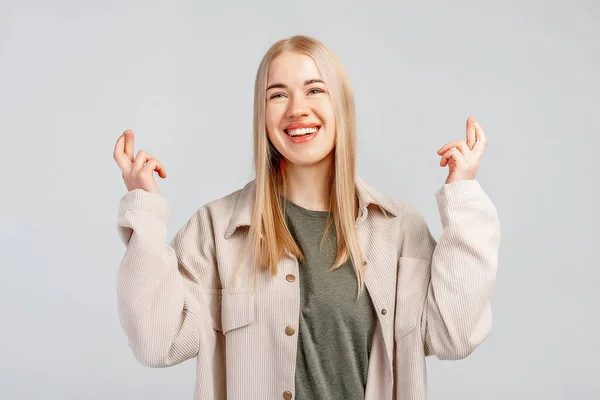 Lykkelig Dejlig Ung Kvinde Med Blond Hår Bærer Afslappet Tøj - Stock-foto