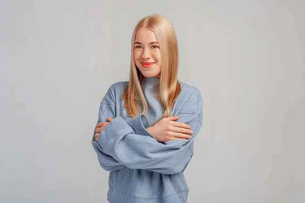 Porträtt Ung Blond Kvinna Omfamna Sig Mot Grå Bakgrund Flicka — Stockfoto