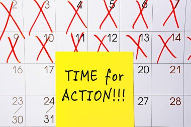 Hatırlatma olarak bir takvim veya planlayıcı sayfaya asılmış sarı yapışkan bir nota eylem zamanı ifadesi. Kişisel gündemin kapanışı