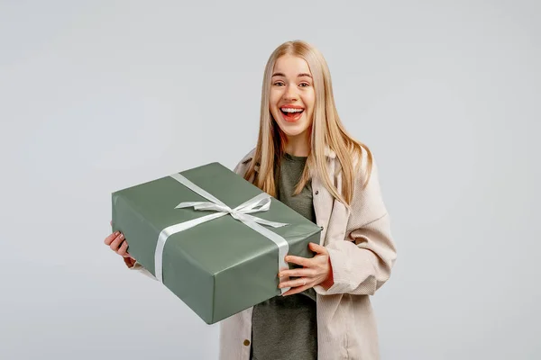 Retrato Joven Rubia Feliz Camisa Moda Sosteniendo Gran Caja Regalo —  Fotos de Stock