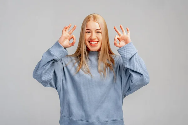 Glada Leende Blond Flicka Gester Båda Händerna Visar Okej Tecken — Stockfoto