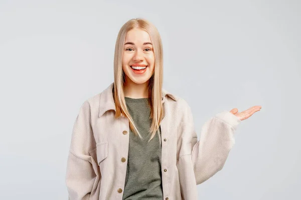 Feliz Sorrindo Menina Loira Elegante Camisa Moda Mostrar Algo Mão — Fotografia de Stock