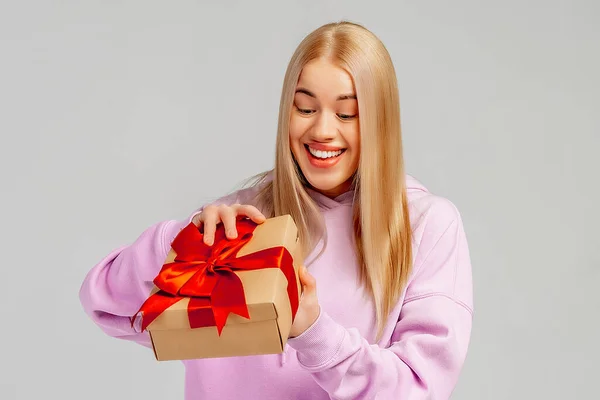 Aufgeregte Junge Frau Trendigem Kapuzenpulli Öffnet Geschenkbox Hübsches Mädchen Lächelt — Stockfoto