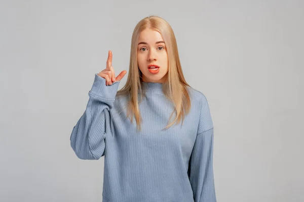 Tankeväckande Blond Flicka Student Peka Finger Upp Och Ser Förvånad — Stockfoto