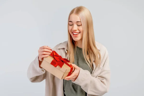 Зображення Збудженої Молодої Жінки Відкриває Подарунковий Ящик Красуня Посміхається Позує — стокове фото