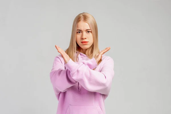 Prohibición Mujer Joven Sosteniendo Los Brazos Cruzados Mostrando Señal Stop — Foto de Stock