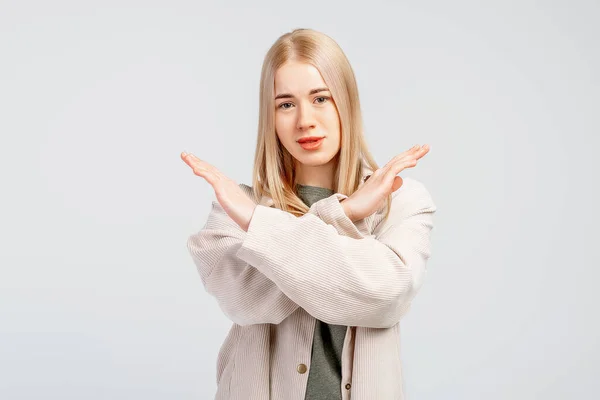 Ablehnung Junge Blonde Frau Zeigt Stopp Geste Mit Verschränkten Händen — Stockfoto