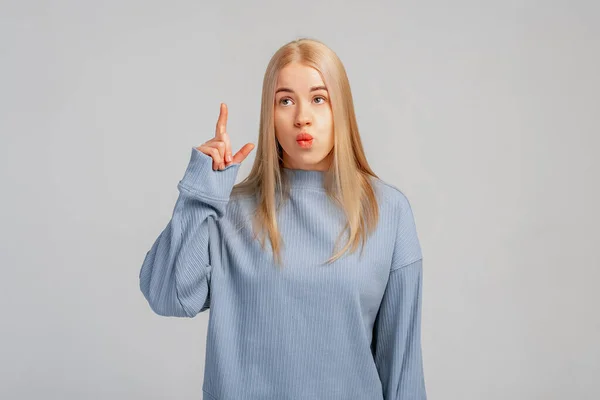 Fantastisk Blond Flicka Student Peka Finger Upp Och Ser Förvånad — Stockfoto