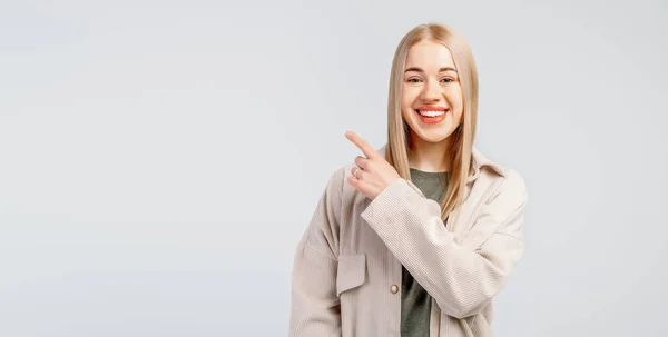Sorrindo Menina Loira Elegante Camisa Moda Apontando Dedo Esquerdo Mostrando — Fotografia de Stock
