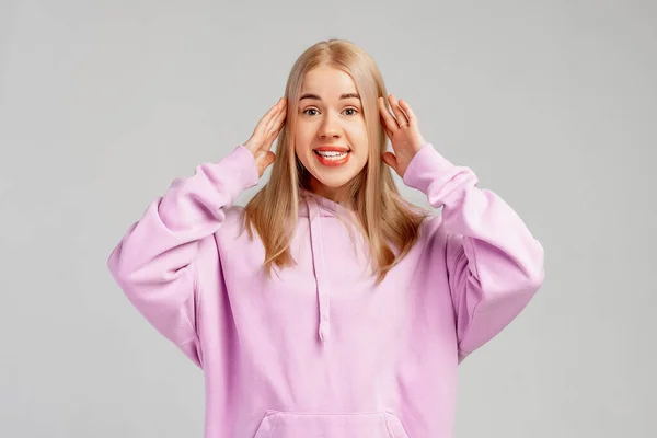 Overraskende Opphisset Blond Jente Smiler Fra Glade Nyheter Løfter Hendene – stockfoto