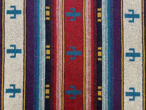 毛布の上の民俗装飾 民族のタペストリーの飾り クローズアップカラフルなラグやカーペット カーペットの質感 民俗装飾 — ストック写真