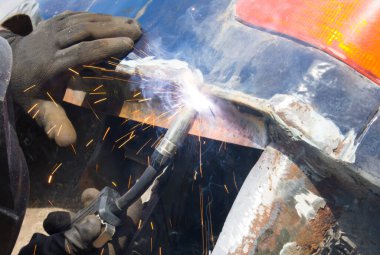 Kaynak endüstrisi: araba servisinde kask tamir işçisi