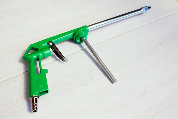 Pistola Compresora Aire Verde Aislado Sobre Fondo Madera Concepto Industrial —  Fotos de Stock