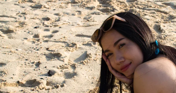 Glückliche Asiatische Vielvölkerin Legt Sich Auf Sand Und Sonnt Sich — Stockfoto